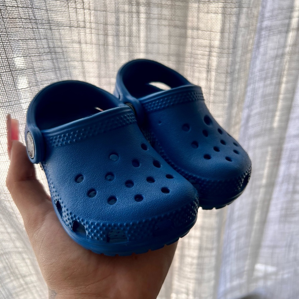 Ocean blue crocs in size C4 in kids. Baby only wore them in pictures